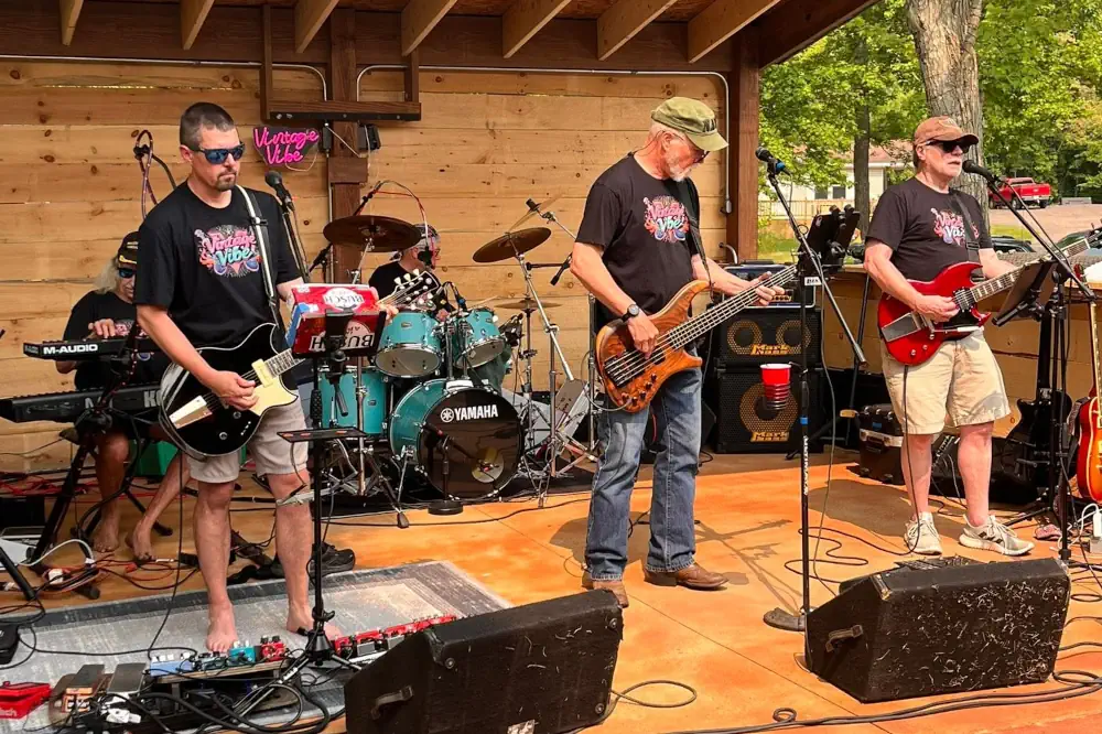 Outdoor music at Sundown Saloon